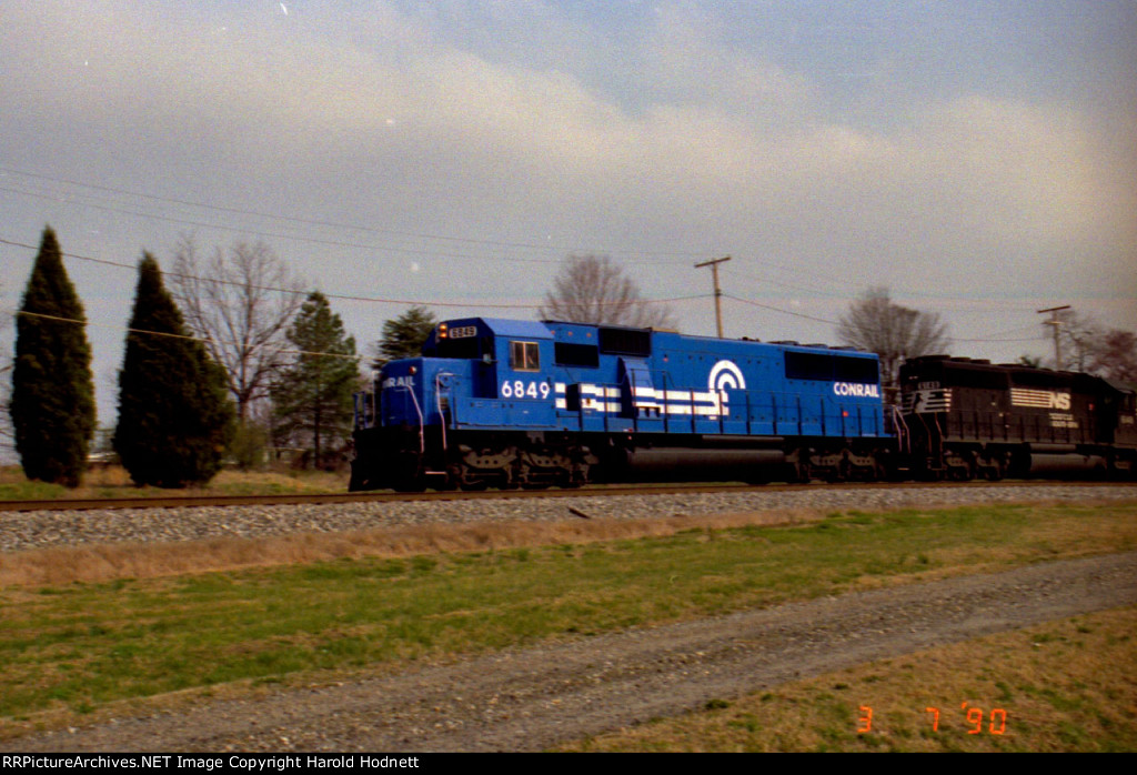 CR 6849 leads an NS train southbound